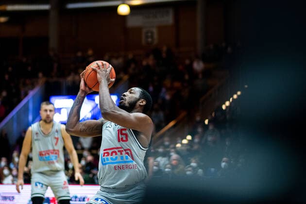 Jalon Demarco Miller (Jobstairs Gießen 46ers) am Ball, HAKRO Merlins Crailsheim vs. Jobstairs Gießen 46ers, Basketball BBL Bundesliga, 22. Spieltag, 15.02.2022, Spielzeit 2021 2022 HAKRO Merlins Crailsheim vs. Jobstairs Gießen 46ers, Basketball BBL Bundesliga, 22. Spieltag, 15.02.2022, Spielzeit 2021 2022 Copyright: xEibner Memmlerx EP_MMR