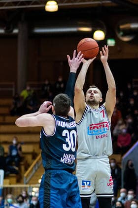 Martins Laksa (Jobstairs Gießen 46ers) beim Wurf im Zweikampf Jon Gudmundsson (HAKRO Merlins Crailsheim), HAKRO Merlins Crailsheim vs. Jobstairs Gießen 46ers, Basketball BBL Bundesliga, 22. Spieltag, 15.02.2022, Spielzeit 2021 2022 HAKRO Merlins Crailsheim vs. Jobstairs Gießen 46ers, Basketball BBL Bundesliga, 22. Spieltag, 15.02.2022, Spielzeit 2021 2022 Copyright: xEibner Memmlerx EP_MMR
