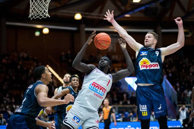 Nuni Omot (Jobstairs Gießen 46ers) am Korb gegen Fabian Bleck (HAKRO Merlins Crailsheim), HAKRO Merlins Crailsheim vs. Jobstairs Gießen 46ers, Basketball BBL Bundesliga, 22. Spieltag, 15.02.2022, Spielzeit 2021 2022 HAKRO Merlins Crailsheim vs. Jobstairs Gießen 46ers, Basketball BBL Bundesliga, 22. Spieltag, 15.02.2022, Spielzeit 2021 2022 Copyright: xEibner Memmlerx EP_MMR