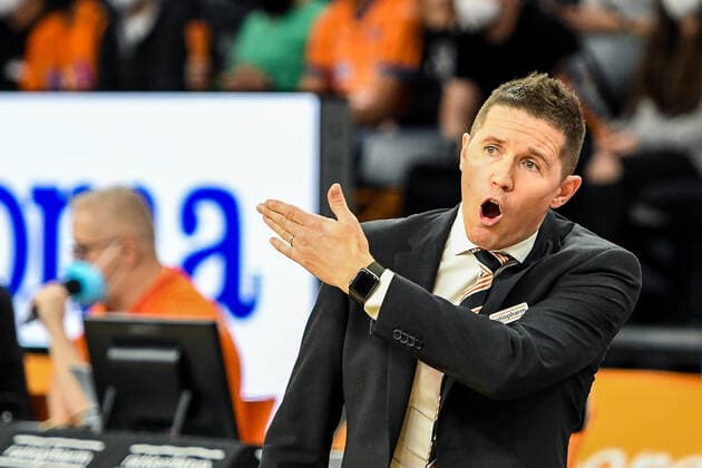GER, BBL, ratiopharm Ulm vs Basketball Löwen Braunschweig 15.02.2022, ratiopharm arena, Neu-Ulm, GER, BBL, ratiopharm Ulm vs Basketball Löwen Braunschweig, im Bild Jaka Lakovic (Ulm), lautstarke Anweisung nordphotoxGmbHx xHafner nph00200