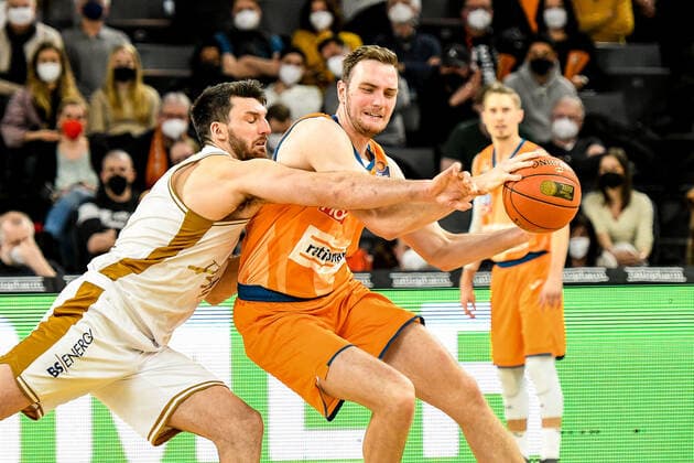 GER, BBL, ratiopharm Ulm vs Basketball Löwen Braunschweig 15.02.2022, ratiopharm arena, Neu-Ulm, GER, BBL, ratiopharm Ulm vs Basketball Löwen Braunschweig, im Bild Philipp Herkenhoff (Ulm, 14) erkämpft sich den Ball gegen Owen Klassen (Braunschweig, 5) nordphotoxGmbHx xHafner nph00200