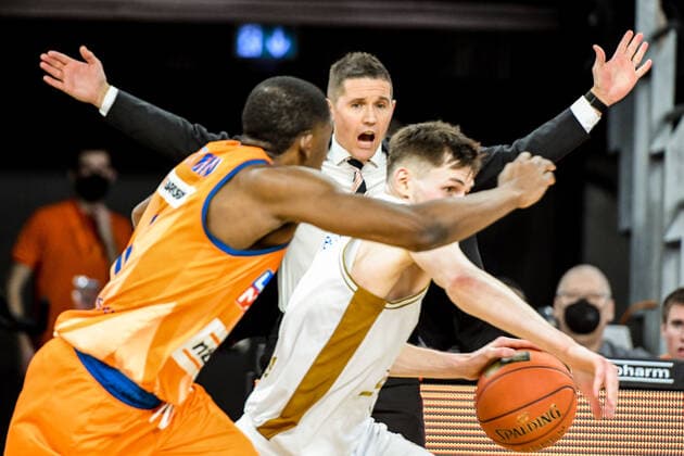 GER, BBL, ratiopharm Ulm vs Basketball Löwen Braunschweig 15.02.2022, ratiopharm arena, Neu-Ulm, GER, BBL, ratiopharm Ulm vs Basketball Löwen Braunschweig, im Bild entsetzt verfolgt Jaka Lakovic (Ulm), wie sich David Krämer Kraemer (Braunschweig, 1) gegen Semaj Christon (Ulm, 0) durchsetzt nordphotoxGmbHx xHafner nph00200