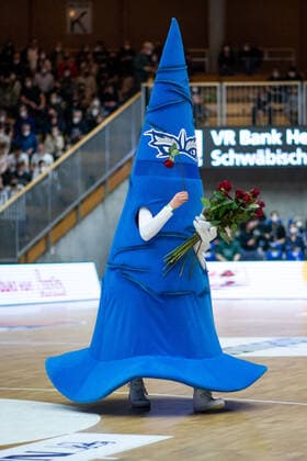 Maskottchen Hutini mit Rosen zum Valentinstag, HAKRO Merlins Crailsheim vs. Jobstairs Gießen 46ers, Basketball BBL Bundesliga, 22. Spieltag, 15.02.2022, Spielzeit 2021 2022 HAKRO Merlins Crailsheim vs. Jobstairs Gießen 46ers, Basketball BBL Bundesliga, 22. Spieltag, 15.02.2022, Spielzeit 2021 2022 Copyright: xEibner Memmlerx EP_MMR