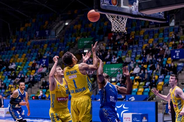 easycredit BBL, Fraport Skyliners vs. Alba Berlin, Frankfurt, Fraport Arena, 15.2.2022 Jamel McLean (Fraport Skyliners 1) & Oscar Da Silva (Alba Berlin 1) & Tim Schneider (Alba Berlin 10), Fraport Skyliners vs. Alba Berlin, Frankfurt, Fraport Arena, 15.2.2022 Copyright: xBEAUTIFULxSPORTS Gawlikx