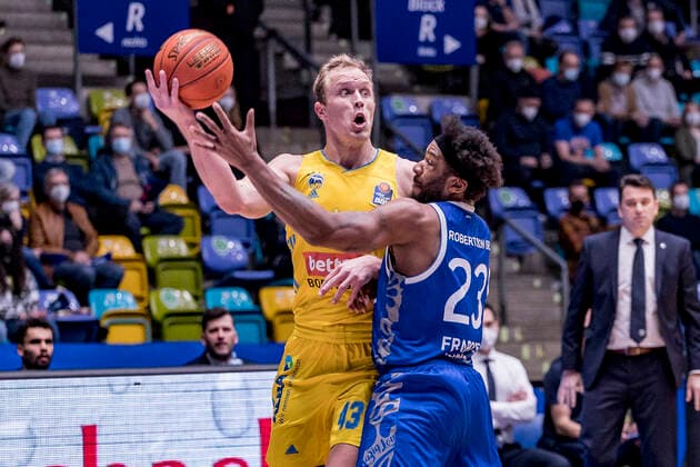 easycredit BBL, Fraport Skyliners vs. Alba Berlin, Frankfurt, Fraport Arena, 15.2.2022 Luke Sikma (Alba Berlin 43) & Quantez Robertson (Fraport Skyliners 23), Fraport Skyliners vs. Alba Berlin, Frankfurt, Fraport Arena, 15.2.2022 Copyright: xBEAUTIFULxSPORTS Gawlikx