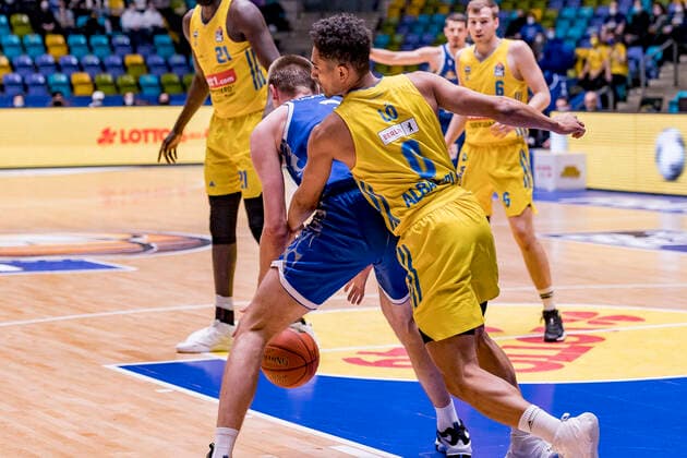 easycredit BBL, Fraport Skyliners vs. Alba Berlin, Frankfurt, Fraport Arena, 15.2.2022 Matt Haarms (Fraport Skyliners 3) & Maodo Lo (Alba Berlin 0), Fraport Skyliners vs. Alba Berlin, Frankfurt, Fraport Arena, 15.2.2022 Copyright: xBEAUTIFULxSPORTS Gawlikx