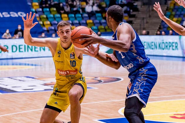 easycredit BBL, Fraport Skyliners vs. Alba Berlin, Frankfurt, Fraport Arena, 15.2.2022 Tim Schneider (Alba Berlin 10) & Jamel McLean (Fraport Skyliners 1), Fraport Skyliners vs. Alba Berlin, Frankfurt, Fraport Arena, 15.2.2022 Copyright: xBEAUTIFULxSPORTS Gawlikx
