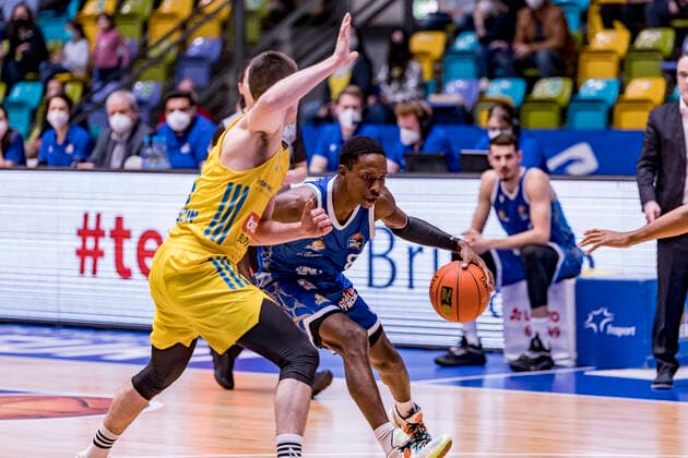 easycredit BBL, Fraport Skyliners vs. Alba Berlin, Frankfurt, Fraport Arena, 15.2.2022 Brancou Badio (Fraport Skyliners 8) & Jonas Mattisseck (Alba Berlin 9), Fraport Skyliners vs. Alba Berlin, Frankfurt, Fraport Arena, 15.2.2022 Copyright: xBEAUTIFULxSPORTS Gawlikx