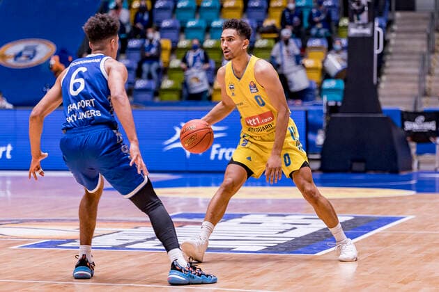 easycredit BBL, Fraport Skyliners vs. Alba Berlin, Frankfurt, Fraport Arena, 15.2.2022 Len Adam Schoormann (Fraport Skyliners 6) & Maodo Lo (Alba Berlin 0), Fraport Skyliners vs. Alba Berlin, Frankfurt, Fraport Arena, 15.2.2022 Copyright: xBEAUTIFULxSPORTS Gawlikx
