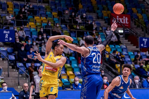 easycredit BBL, Fraport Skyliners vs. Alba Berlin, Frankfurt, Fraport Arena, 15.2.2022 Maodo Lo (Alba Berlin 0) & Rasheed Moore (Fraport Skyliners 20), Fraport Skyliners vs. Alba Berlin, Frankfurt, Fraport Arena, 15.2.2022 Copyright: xBEAUTIFULxSPORTS Gawlikx