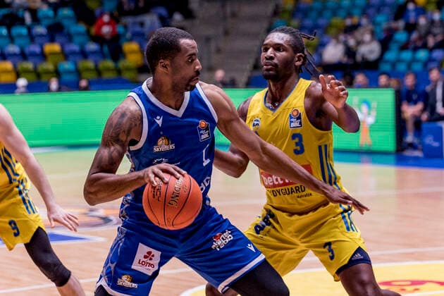 easycredit BBL, Fraport Skyliners vs. Alba Berlin, Frankfurt, Fraport Arena, 15.2.2022 Jamel McLean (Fraport Skyliners 1) & Jaleen Smith (Alba Berlin 3), Fraport Skyliners vs. Alba Berlin, Frankfurt, Fraport Arena, 15.2.2022 Copyright: xBEAUTIFULxSPORTS Gawlikx