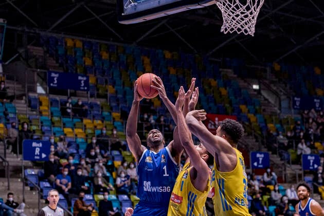 easycredit BBL, Fraport Skyliners vs. Alba Berlin, Frankfurt, Fraport Arena, 15.2.2022 Jamel McLean (Fraport Skyliners 1) & Oscar Da Silva (Alba Berlin 1) & Johannes Thiemann (Alba Berlin 32), Fraport Skyliners vs. Alba Berlin, Frankfurt, Fraport Arena, 15.2.2022 Copyright: xBEAUTIFULxSPORTS Gawlikx
