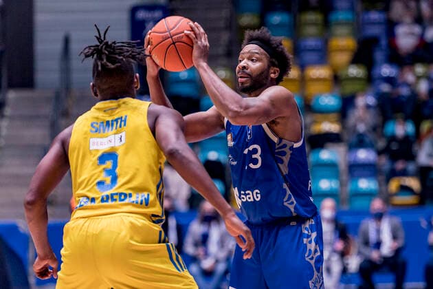 easycredit BBL, Fraport Skyliners vs. Alba Berlin, Frankfurt, Fraport Arena, 15.2.2022 Quantez Robertson (Fraport Skyliners 23) & Jaleen Smith (Alba Berlin 3), Fraport Skyliners vs. Alba Berlin, Frankfurt, Fraport Arena, 15.2.2022 Copyright: xBEAUTIFULxSPORTS Gawlikx