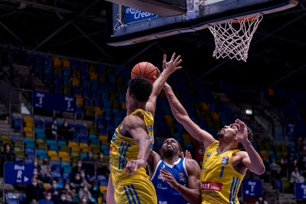 easycredit BBL, Fraport Skyliners vs. Alba Berlin, Frankfurt, Fraport Arena, 15.2.2022 Jamel McLean (Fraport Skyliners 1) & Oscar Da Silva (Alba Berlin 1) & Johannes Thiemann (Alba Berlin 32), Fraport Skyliners vs. Alba Berlin, Frankfurt, Fraport Arena, 15.2.2022 Copyright: xBEAUTIFULxSPORTS Gawlikx