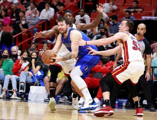 Miami Heat forward Jimmy Butler (L) and forward Duncan Robinson (R) defend Dallas Mavericks forward Luka Doncic, during a NBA, Basketball Herren, USA game at FTX Arena in Miami, Florida, USA, 15 February 2022. Dallas Mavericks at Miami Heat !ACHTUNG: NUR REDAKTIONELLE NUTZUNG!  Copyright: xRHONAxWISEx AME6073 20220216-c9401cd6d8f29bed4cef3be33b51cbb63e991b55