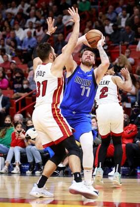 Miami Heat forward Max Strus (L) defends Dallas Mavericks forward Luka Doncic (R), during a NBA, Basketball Herren, USA game at FTX Arena in Miami, Florida, USA, 15 February 2022. Dallas Mavericks at Miami Heat !ACHTUNG: NUR REDAKTIONELLE NUTZUNG!  Copyright: xRHONAxWISEx AME6072 20220216-748008c512e4f19a99f63923df84649aac24861a