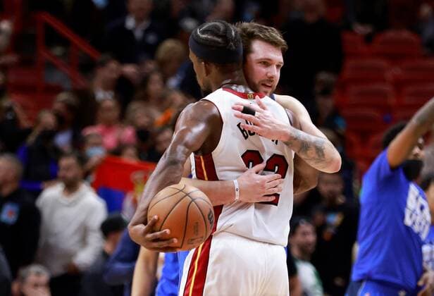 Dallas Mavericks guard Luka Doncic (R) hugs Miami Heat forward Jimmy Butler, after a NBA, Basketball Herren, USA game at FTX Arena in Miami, Florida, USA, 15 February 2022. Dallas Mavericks at Miami Heat !ACHTUNG: NUR REDAKTIONELLE NUTZUNG!  Copyright: xRHONAxWISEx AME6081 20220216-0b3cf755e39b6760244c793760f5a5b23f25c063