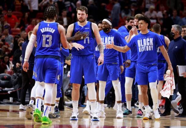 The Dallas Mavericks celebrate against the Miami Heat, during a NBA, Basketball Herren, USA game at FTX Arena in Miami, Florida, USA, 15 February 2022. Dallas Mavericks at Miami Heat !ACHTUNG: NUR REDAKTIONELLE NUTZUNG!  Copyright: xRHONAxWISEx AME6082 20220216-96fa16af6afebe5c362dbacd569eeedac598235d