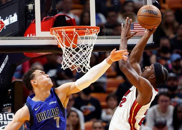 Jimmy Butler (R) of the Miami Heat dunks against Dwight Powell of the Dallas Mavericks, during a game at FTX Arena in Miami, Florida, USA, 15 February 2022. Dallas Mavericks at Miami Heat !ACHTUNG: NUR REDAKTIONELLE NUTZUNG!  Copyright: xRHONAxWISEx AME6079 20220216-6e80a3640c9d4fe82021bee92ce99a0fb5db477b