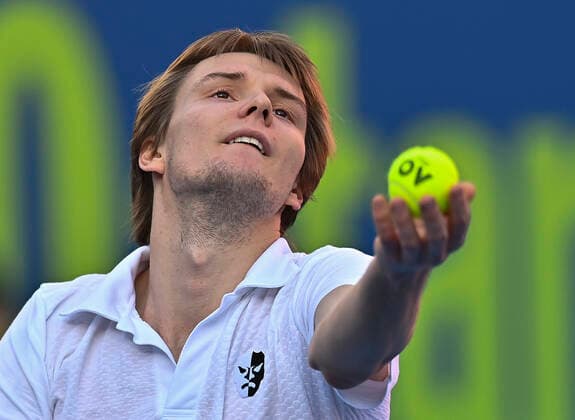 (220216) -- DOHA, Feb. 16, 2022 -- Alexander Bublik of Kazakhstan serves to Jozef Kovalik of Slovakia during the first round of ATP, Tennis Herren Qatar Open Tennis match at the Khalifa International Tennis Complex in Doha, capital of Qatar, Feb. 15, 2022. (Photo by Xinhua) (SP)QATAR-DOHA Table tennis, Tischtennis ATP QATAR OPEN-FIRST ROUND Nikku 