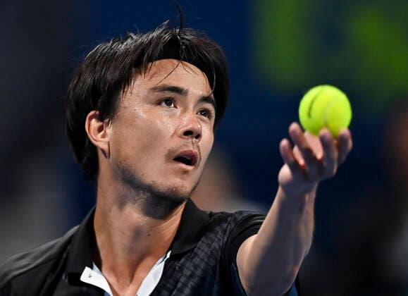 (220216) -- DOHA, Feb. 16, 2022 -- Taro Daniel of Japan serves to Andy Murray of Britain during the first round of ATP, Tennis Herren Qatar Open Tennis match at the Khalifa International Tennis Complex in Doha, capital of Qatar, Feb. 15, 2022. (Photo by Xinhua) (SP)QATAR-DOHA Table tennis, Tischtennis ATP QATAR OPEN-FIRST ROUND Nikku 