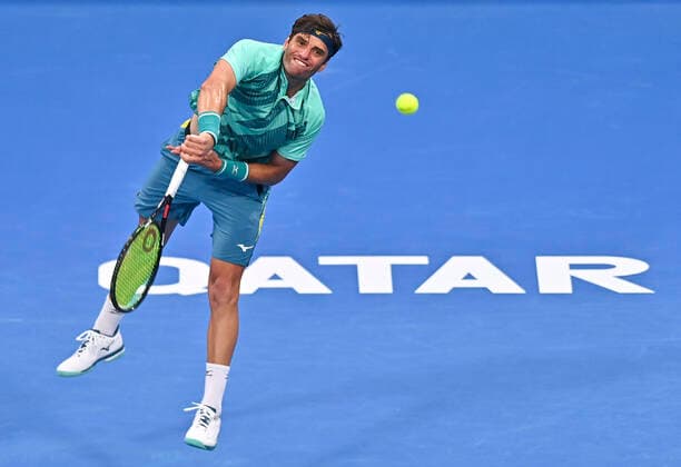 (220216) -- DOHA, Feb. 16, 2022 -- Malek Jaziri of Tunisia serves to Alejandro Davidovich Fokina of Spain during the first round of ATP, Tennis Herren Qatar Open Tennis match at the Khalifa International Tennis Complex in Doha, capital of Qatar, Feb. 15, 2022. (Photo by Xinhua) (SP)QATAR-DOHA Table tennis, Tischtennis ATP QATAR OPEN-FIRST ROUND Nikku 