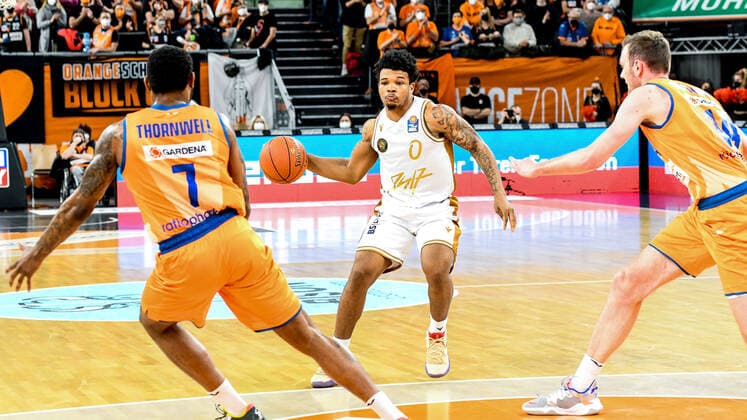 GER, BBL, ratiopharm Ulm vs Basketball Löwen Braunschweig 15.02.2022, ratiopharm arena, Neu-Ulm, GER, BBL, ratiopharm Ulm vs Basketball Löwen Braunschweig, im Bild Sindarius Thornwell (Ulm, 7), Tookie Brown (Braunschweig, 0), Philipp Herkenhoff (Ulm, 14) nordphotoxGmbHx xHafner nph00200