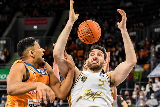 GER, BBL, ratiopharm Ulm vs Basketball Löwen Braunschweig 15.02.2022, ratiopharm arena, Neu-Ulm, GER, BBL, ratiopharm Ulm vs Basketball Löwen Braunschweig, im Bild Karim Jallow (Ulm, 35), Owen Klassen (Braunschweig, 5) nordphotoxGmbHx xHafner nph00200