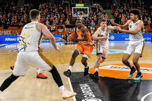 GER, BBL, ratiopharm Ulm vs Basketball Löwen Braunschweig 15.02.2022, ratiopharm arena, Neu-Ulm, GER, BBL, ratiopharm Ulm vs Basketball Löwen Braunschweig, im Bild Martin Peterka (Braunschweig, 15), Semaj Christon (Ulm, 0), Ondrej Sehnal (Braunschweig, 19), Sananda Fru (Braunschweig, 10) nordphotoxGmbHx xHafner nph00200