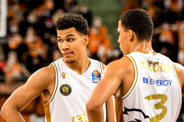 GER, BBL, ratiopharm Ulm vs Basketball Löwen Braunschweig 15.02.2022, ratiopharm arena, Neu-Ulm, GER, BBL, ratiopharm Ulm vs Basketball Löwen Braunschweig, im Bild Brandon Tischler (Braunschweig, 13), Nicholas Tischler (Braunschweig, 3) nordphotoxGmbHx xHafner nph00200