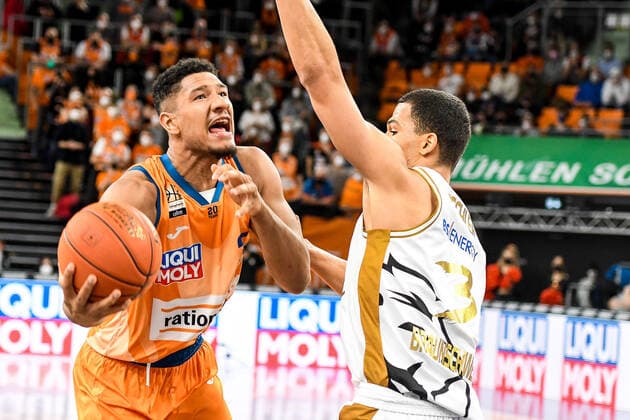 GER, BBL, ratiopharm Ulm vs Basketball Löwen Braunschweig 15.02.2022, ratiopharm arena, Neu-Ulm, GER, BBL, ratiopharm Ulm vs Basketball Löwen Braunschweig, im Bild Karim Jallow (Ulm, 35), Nicholas Tischler (Braunschweig, 3) nordphotoxGmbHx xHafner nph00200