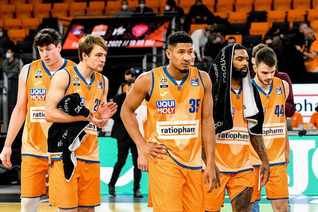 GER, BBL, ratiopharm Ulm vs Basketball Löwen Braunschweig 15.02.2022, ratiopharm arena, Neu-Ulm, GER, BBL, ratiopharm Ulm vs Basketball Löwen Braunschweig, im Bild Enttäuschung nach Spielende, Nicolas Bretzel (Ulm, 13), Moritz Krimmer (Ulm, 27), Karim Jallow (Ulm, 35), Sindarius Thornwell (Ulm, 7), Fedor Zugic (Ulm, 44) nordphotoxGmbHx xHafner nph00200