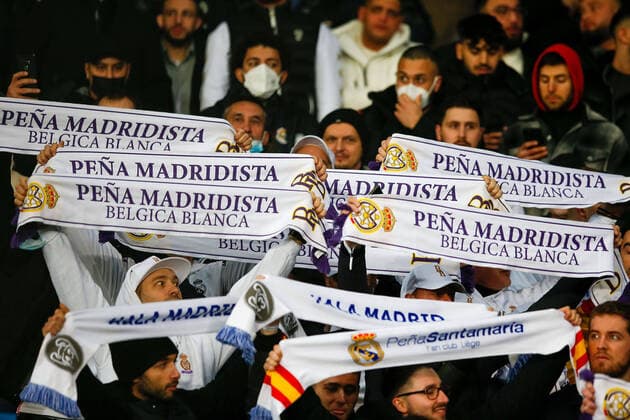 Paris, Parc des Princes, 15.02.2022 UEFA Champions League 2021 22 Paris Saint Germain Real Madrid v.l.,Real Madrid Fans,Stimmung, Schals, Trikots, Emotionen UEFA regulations prohibit any use of photographs as image sequences and or quasi-video Copyright: AntonioxBorga