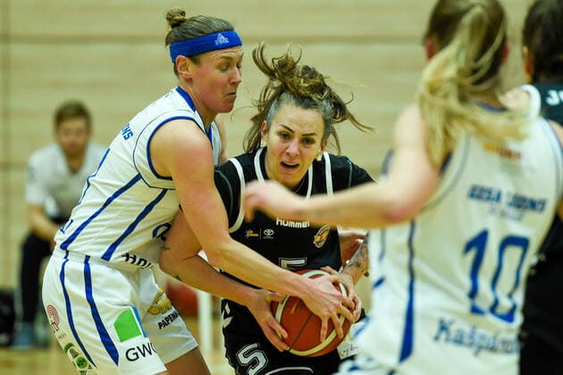 Halle, Deutschland 15. Februar 2022: 1.BBL - Damen - 2021 2022 - Gisa Lions SV Halle vs. Rheinland Lions v. li. im Zweikampf Rachael Vanderwal (Halle) und Joyce Cousseins-Smith (Rheinland Lions) SWH.arena Sachsen Anhalt Copyright: xFotostandx xxBallaschx