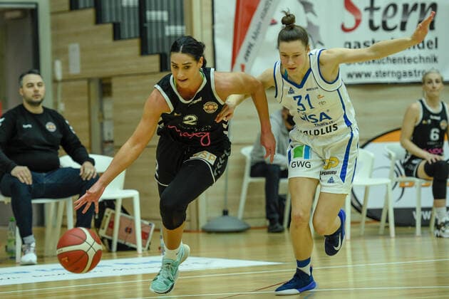 Halle, Deutschland 15. Februar 2022: 1.BBL - Damen - 2021 2022 - Gisa Lions SV Halle vs. Rheinland Lions v. li. im Zweikampf Taylor Wurtz-Purifoy (Rheinland Lions) und Charlotte Kreuter (Halle) SWH.arena Sachsen Anhalt Copyright: xFotostandx xxBallaschx