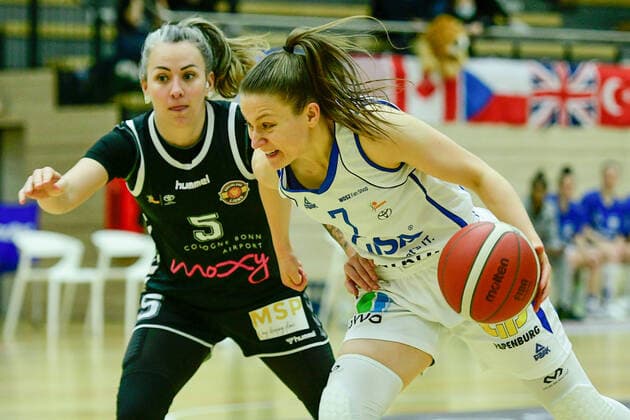 Halle, Deutschland 15. Februar 2022: 1.BBL - Damen - 2021 2022 - Gisa Lions SV Halle vs. Rheinland Lions v. li. im Zweikampf Joyce Cousseins-Smith (Rheinland Lions) und Laura Schinkel (Halle) SWH.arena Sachsen Anhalt Copyright: xFotostandx xxBallaschx