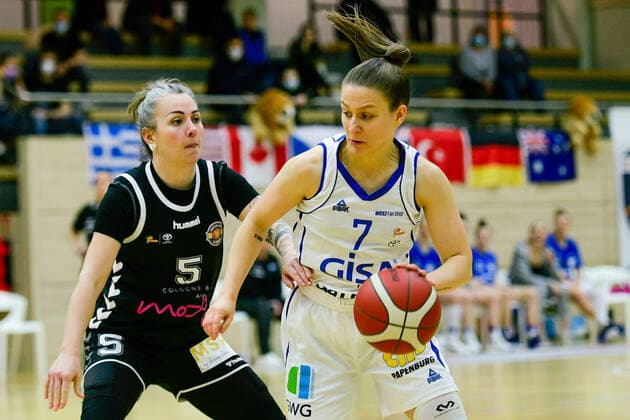 Halle, Deutschland 15. Februar 2022: 1.BBL - Damen - 2021 2022 - Gisa Lions SV Halle vs. Rheinland Lions v. li. im Zweikampf Joyce Cousseins-Smith (Rheinland Lions) und Laura Schinkel (Halle) SWH.arena Sachsen Anhalt Copyright: xFotostandx xxBallaschx