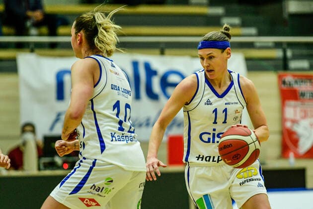 Halle, Deutschland 15. Februar 2022: 1.BBL - Damen - 2021 2022 - Gisa Lions SV Halle vs. Rheinland Lions v.li. Barbora Kasparkova (Halle) und Rachael Vanderwal (Halle) SWH.arena Sachsen Anhalt Copyright: xFotostandx xxBallaschx