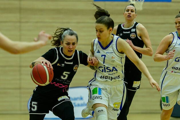 Halle, Deutschland 15. Februar 2022: 1.BBL - Damen - 2021 2022 - Gisa Lions SV Halle vs. Rheinland Lions v. li. im Zweikampf Joyce Cousseins-Smith (Rheinland Lions) und Laura Schinkel (Halle) SWH.arena Sachsen Anhalt Copyright: xFotostandx xxBallaschx