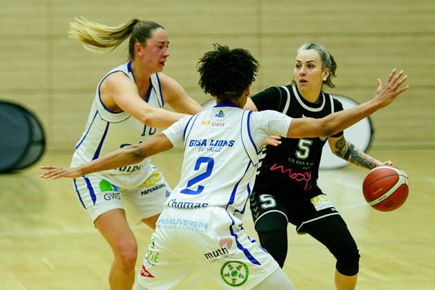 Halle, Deutschland 15. Februar 2022: 1.BBL - Damen - 2021 2022 - Gisa Lions SV Halle vs. Rheinland Lions v. li. im Zweikampf Barbora Kasparkova (Halle), Deeshyra Thomas (Halle) und Joyce Cousseins-Smith (Rheinland Lions) SWH.arena Sachsen Anhalt Copyright: xFotostandx xxBallaschx