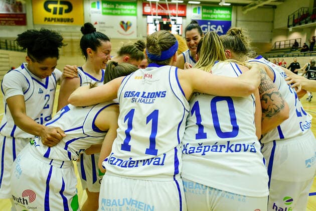 Halle, Deutschland 15. Februar 2022: 1.BBL - Damen - 2021 2022 - Gisa Lions SV Halle vs. Rheinland Lions Die Mannschaft von Halle jubelt ueber ihren 61:59 Sieg gegen die Rheinland Lions SWH.arena Sachsen Anhalt Copyright: xFotostandx xxBallaschx