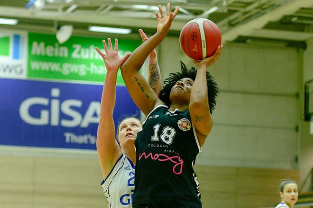 Halle, Deutschland 15. Februar 2022: 1.BBL - Damen - 2021 2022 - Gisa Lions SV Halle vs. Rheinland Lions v. li. im Zweikampf Klaudia Grudzien (Halle) und Brianna Rollerson (Rheinland Lions) SWH.arena Sachsen Anhalt Copyright: xFotostandx xxBallaschx