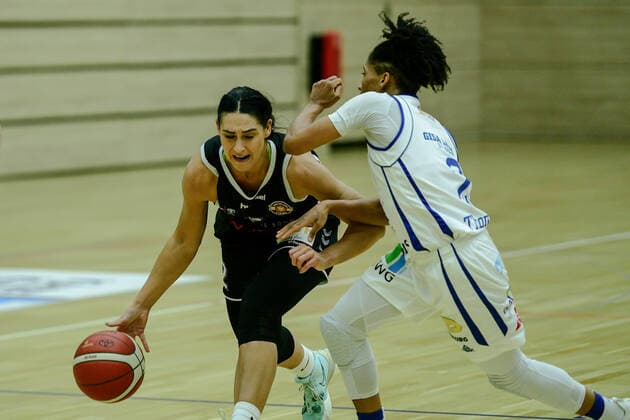 Halle, Deutschland 15. Februar 2022: 1.BBL - Damen - 2021 2022 - Gisa Lions SV Halle vs. Rheinland Lions v. li. im Zweikampf Taylor Wurtz-Purifoy(Rheinland Lions) und Deeshyra Thomas (Halle) SWH.arena Sachsen Anhalt Copyright: xFotostandx xxBallaschx