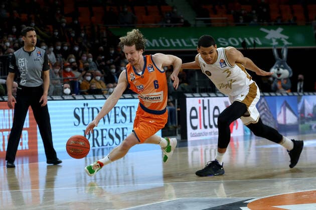 15.02.22, Neu Ulm, Deutschland, ratiopharm Arena, ratiopharm ulm vs. Basketball Loewen Braunschweig - Basketball Bundesliga, Per Guenther (ratiopharm ulm) und Nicholas Tischler (Basketball Loewen Braunschweig) im Zweikampf (Foto H. Langer) Neu Ulm ratiopharm Arena Bayern Deutschland