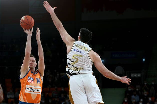 15.02.22, Neu Ulm, Deutschland, ratiopharm Arena, ratiopharm ulm vs. Basketball Loewen Braunschweig - Basketball Bundesliga, Philipp Herkenhoff (ratiopharm ulm) und Owen Klassen (Basketball Loewen Braunschweig) im Zweikampf (Foto H. Langer) Neu Ulm ratiopharm Arena Bayern Deutschland