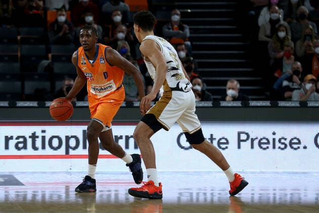 15.02.22, Neu Ulm, Deutschland, ratiopharm Arena, ratiopharm ulm vs. Basketball Loewen Braunschweig - Basketball Bundesliga, Semaj Christon (ratiopharm ulm) und Sananda Frau (Basketball Loewen Braunschweig) im Zweikampf (Foto H. Langer) Neu Ulm ratiopharm Arena Bayern Deutschland