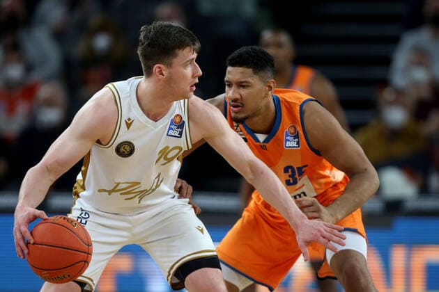 15.02.22, Neu Ulm, Deutschland, ratiopharm Arena, ratiopharm ulm vs. Basketball Loewen Braunschweig - Basketball Bundesliga, Ondrej Sehnal (Basketball Loewen Braunschweig) und Karim Jallow (ratiopharm ulm) im Zweikampf (Foto H. Langer) Neu Ulm ratiopharm Arena Bayern Deutschland