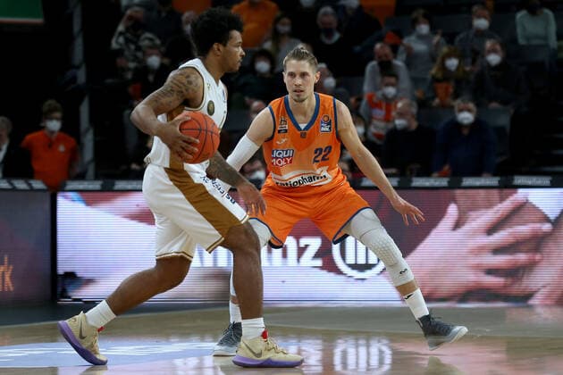 15.02.22, Neu Ulm, Deutschland, ratiopharm Arena, ratiopharm ulm vs. Basketball Loewen Braunschweig - Basketball Bundesliga, Tookie Brown (Basketball Loewen Braunschweig) und Thomas Klepeisz (ratiopharm ulm) im Zweikampf (Foto H. Langer) Neu Ulm ratiopharm Arena Bayern Deutschland