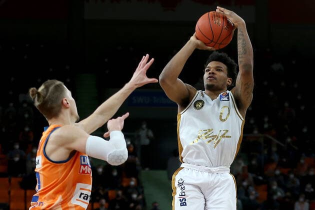 15.02.22, Neu Ulm, Deutschland, ratiopharm Arena, ratiopharm ulm vs. Basketball Loewen Braunschweig - Basketball Bundesliga, Thomas Klepeisz (ratiopharm ulm) und Tookie Brown (Basketball Loewen Braunschweig) im Zweikampf (Foto H. Langer) Neu Ulm ratiopharm Arena Bayern Deutschland