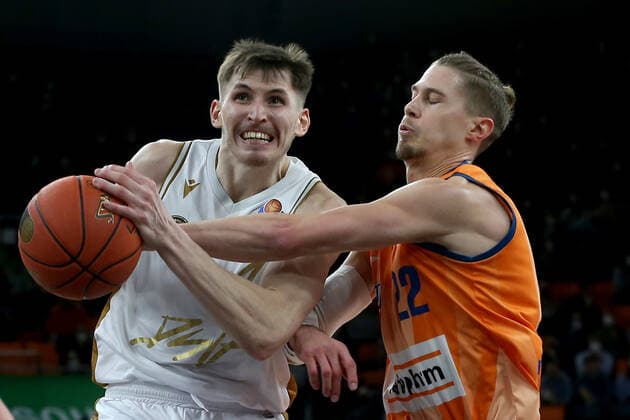 15.02.22, Neu Ulm, Deutschland, ratiopharm Arena, ratiopharm ulm vs. Basketball Loewen Braunschweig - Basketball Bundesliga, David Kraemer (Basketball Loewen Braunschweig) und Thomas Klepeisz (ratiopharm ulm) im Zweikampf (Foto H. Langer) Neu Ulm ratiopharm Arena Bayern Deutschland